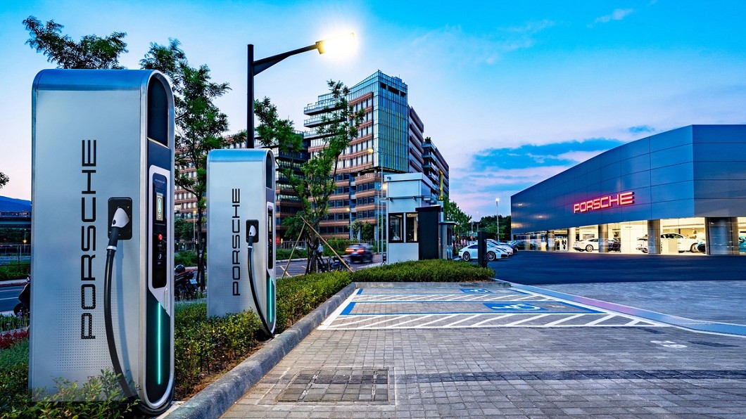 Taycan車主享有24個月保時捷充電服務會員資格，可免費使用設置於台灣東、西岸的8個高速充電站。(圖片來源/ Porsche)
