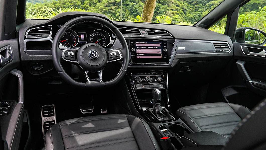 除多功能方向盤，Touran同時標配整合Apple CarPlay與Android Auto之觸控式多媒體資訊整合系統。