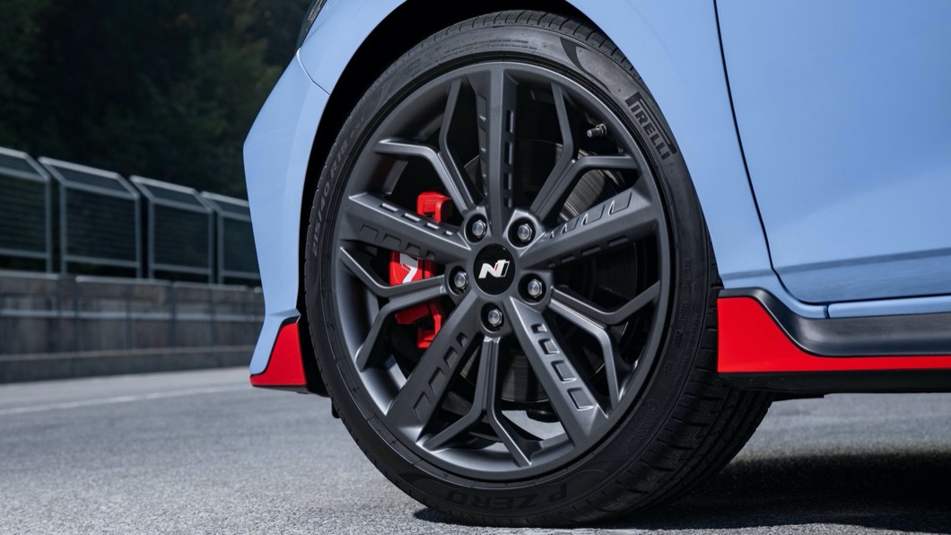 輪圈採用18吋規格,提供良好的抓地效果。(圖片來源/ Hyundai)