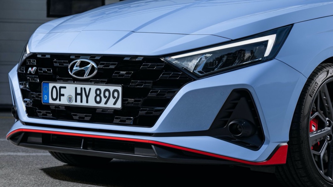 車頭配備寬大的水箱護罩,上頭還有專屬N銘牌。(圖片來源/ Hyundai)