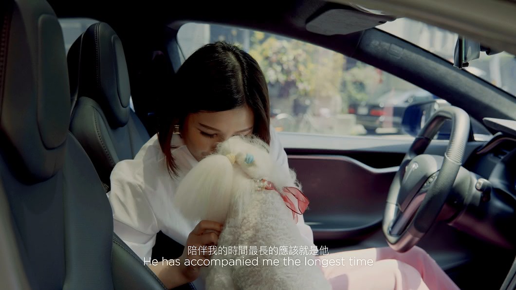 Model S車主Jennifer表示對愛車一見鍾情。(圖片來源/ Tesla)
