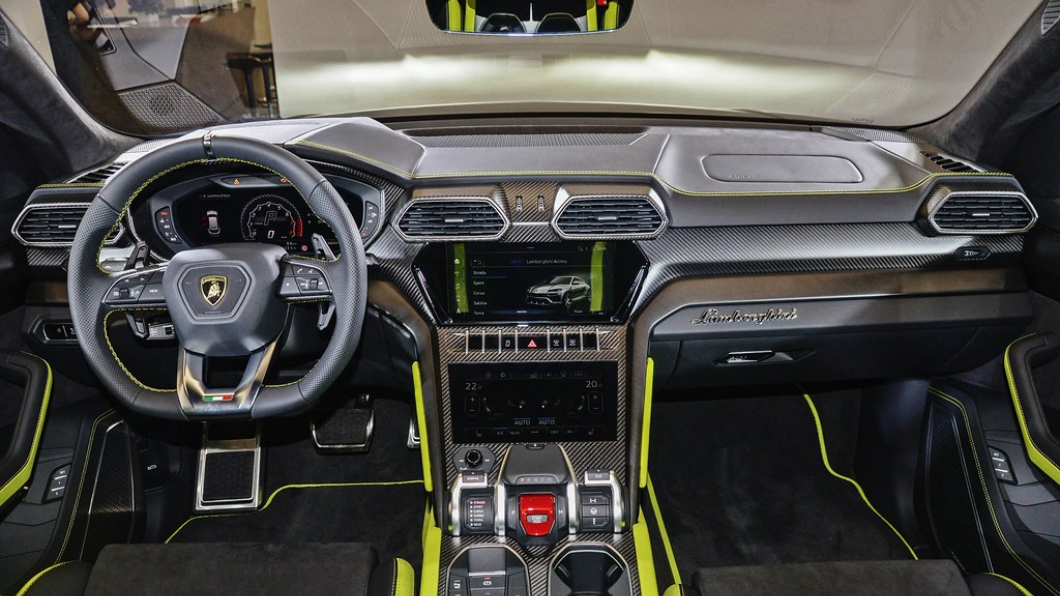 Urus Graphite Capsule內裝座椅等多處也都使用螢光綠線條修飾。(圖片來源/ Lamborghini)