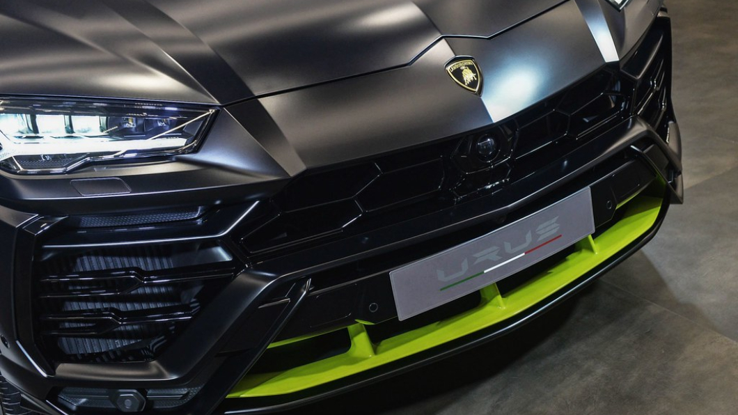 Urus Graphite Capsule石墨消光色系,搭配下氣壩螢光綠線條相當好看。(圖片來源/ Lamborghini)
