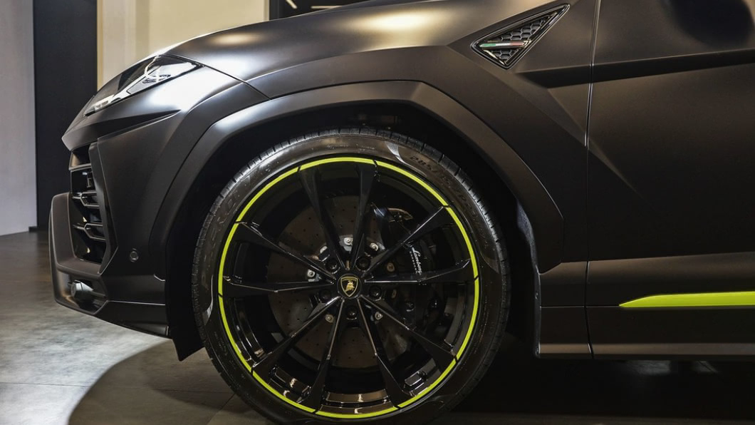 Urus Graphite Capsule輪框也加入螢光綠線條點綴。(圖片來源/ Lamborghini)