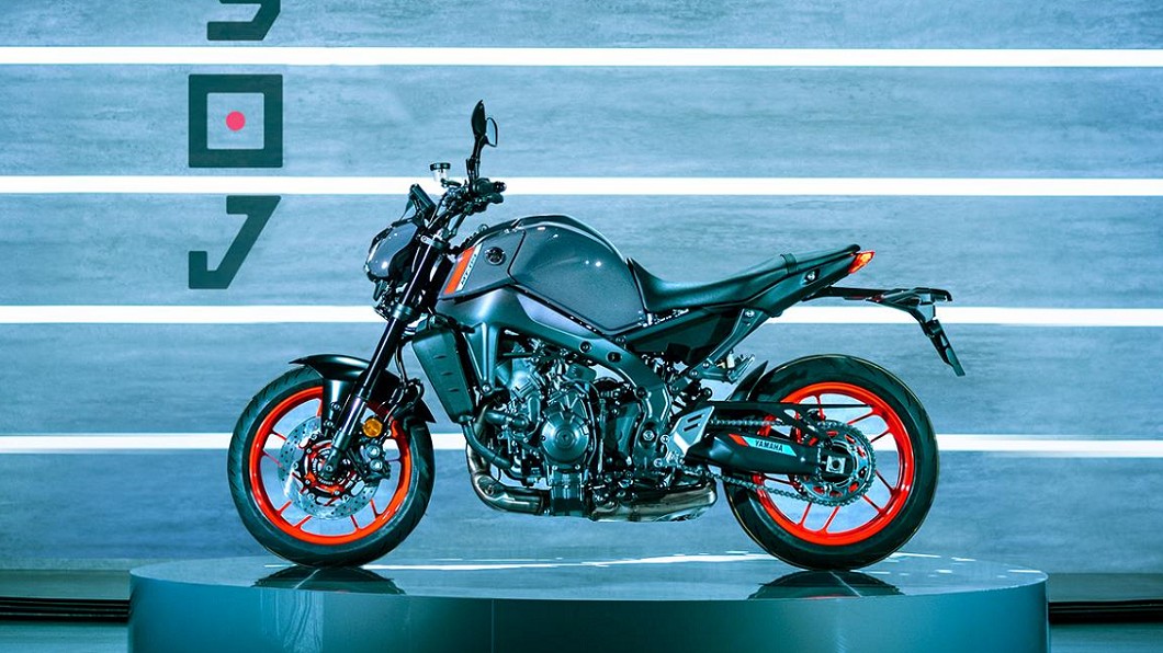 Yamaha將MT-09視覺重心往車輛中央集中,搭配輕量化鋁合金車架,車側線條則延續家族一貫俐落運動的設計。(圖片來源/ Yamaha)