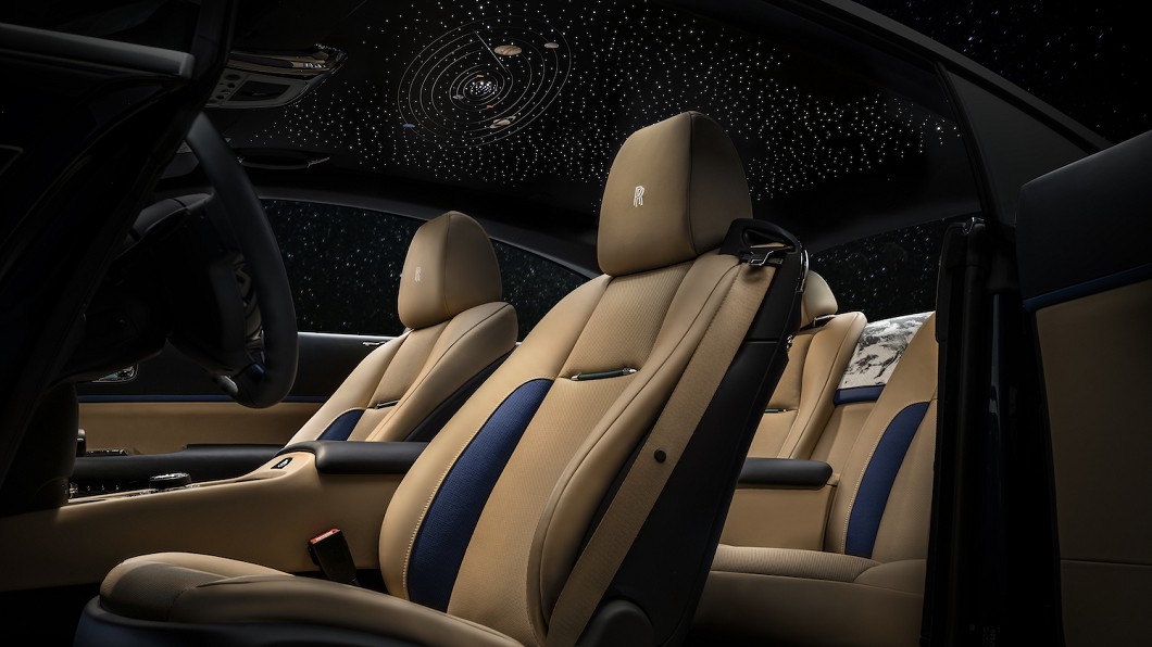 車內星空頂篷加入太陽系八大行星星圖元素。(圖片來源/ Rolls-Royce)
