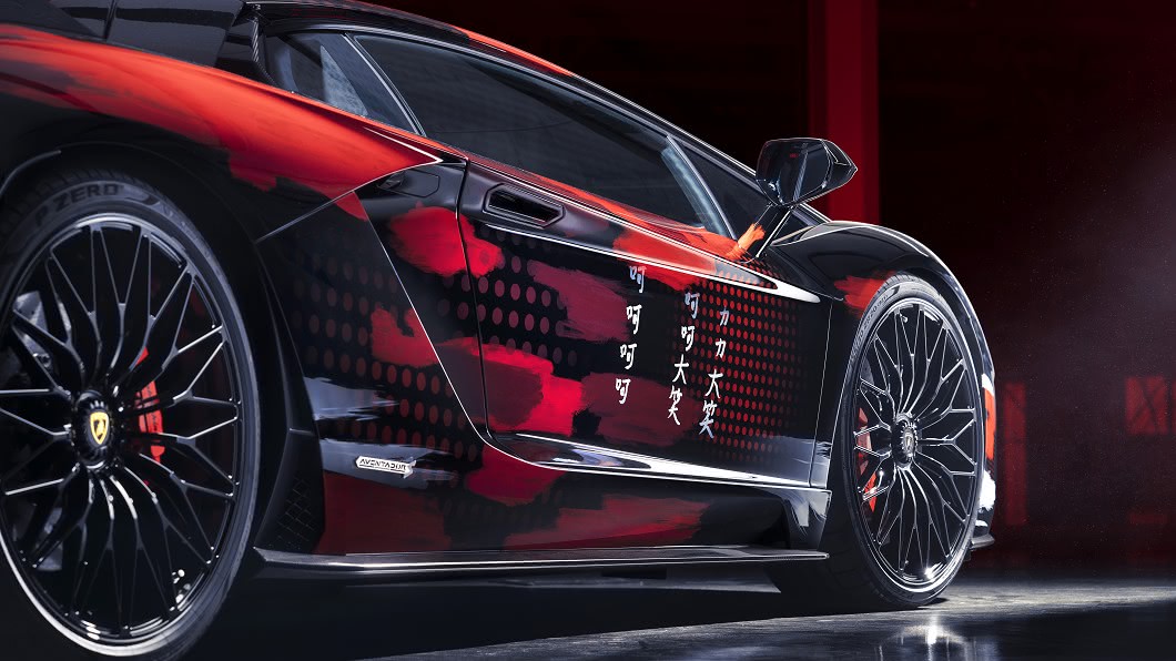 車側繪有「呵呵大笑」日文語漢字。(圖片來源/ Lamborghini)