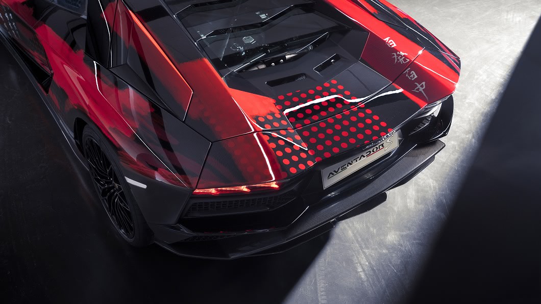 車尾寫上「百發百中」字樣。(圖片來源/ Lamborghini)