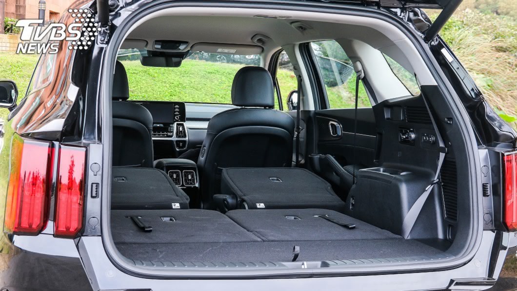 Sorento車身尺碼分別為長4,810mm、寬1,900mm、高1,700mm,車格與Honda Odyssey相近,軸距達到2,815mm,提供車室內寬敞空間。(圖片來源/ 陳奕宏)