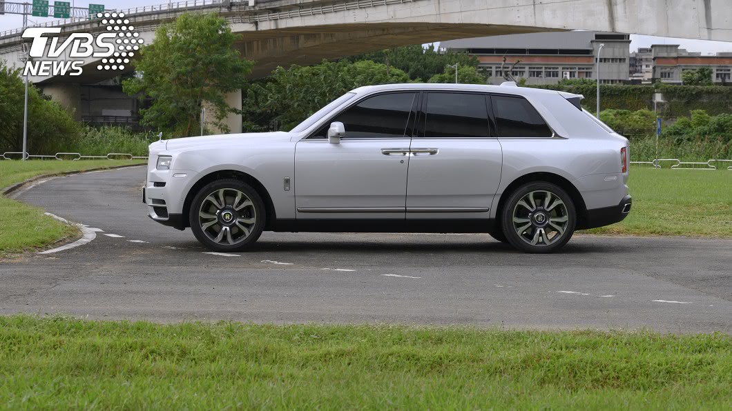 車身尺寸達為5399 x 2000 x 1835mm，軸距逼近3300mm，實車擺在眼前，大得誇張。