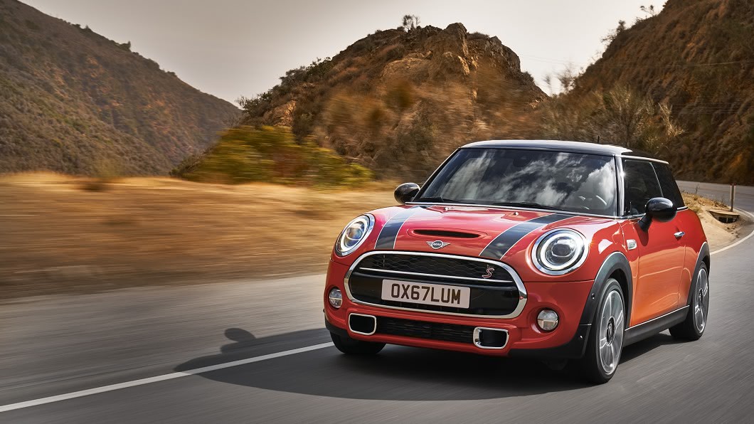 MINI Cooper S三門掀背傳奇致敬版,升級跑車化Steptronic七速雙離合器自手排變速箱。(圖片來源/ MINI)