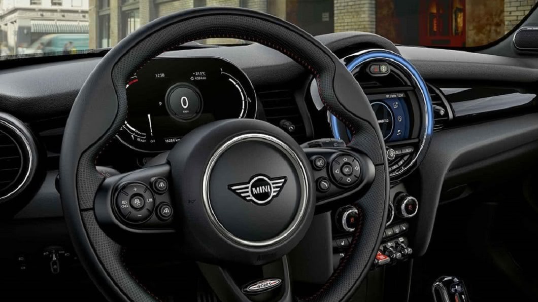 JCW跑車式真皮方向盤帶來良好的操控介面。(圖片來源/ MINI)