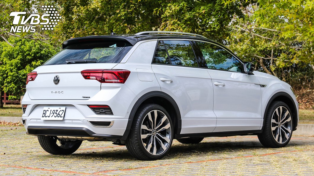 身為Volkswagen首款跨界跑旅車款,T-Roc採用斜背式C柱設計。