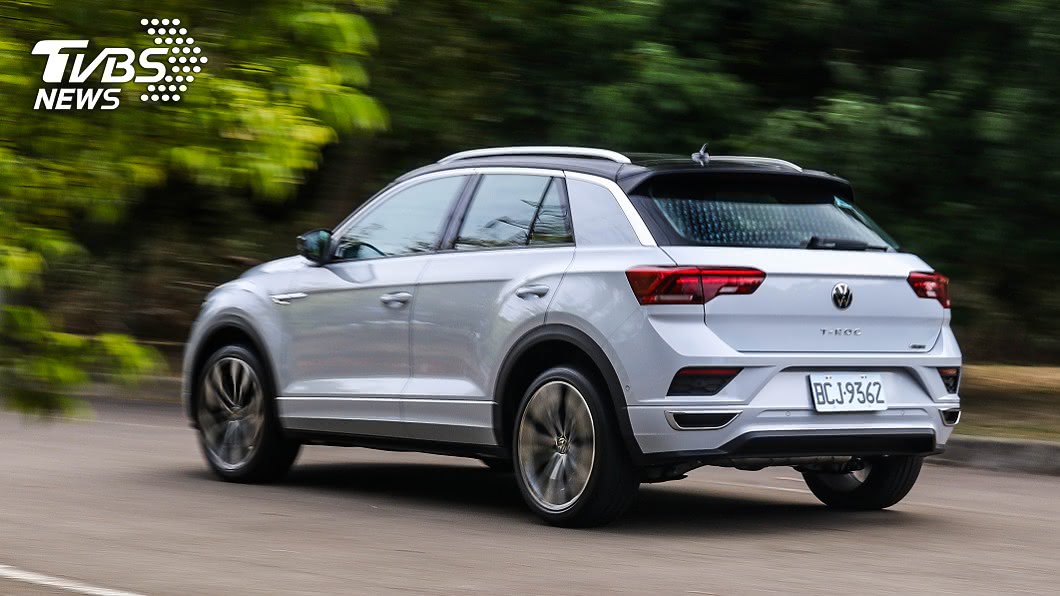T-Roc 330 TSI R-Line Performance標配運動化懸吊,不僅可降低車高10mm,還可進一步換來更運動感操控表現。
