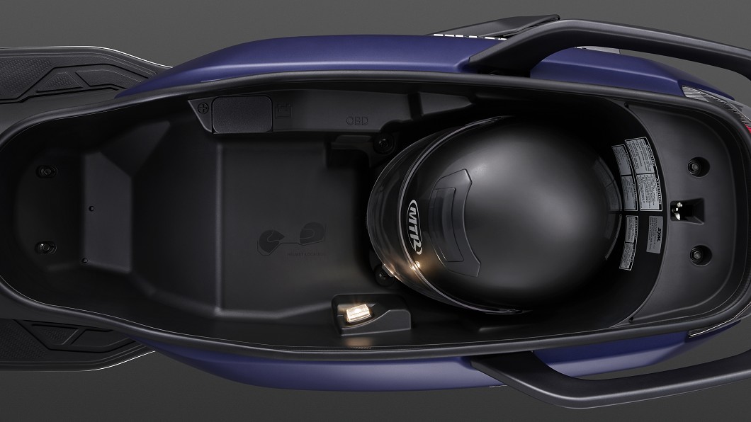 Maxsym 400車廂置物空間可放入兩頂安全帽。(圖片來源/ SYM)