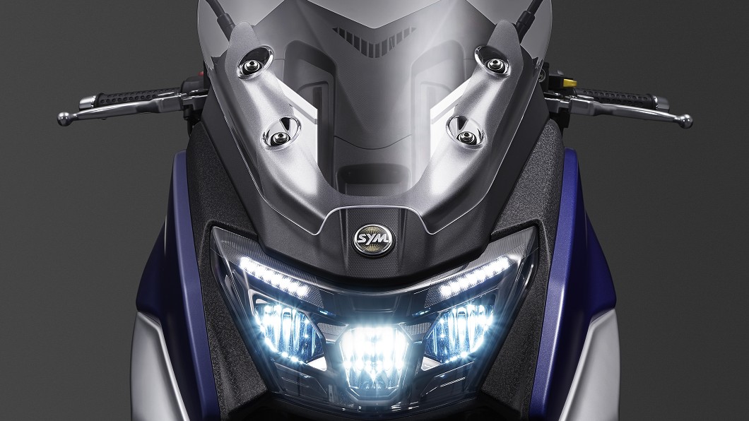 Maxsym 400搭載三眼式LED頭燈及手動調式鋁合金風鏡。(圖片來源/ SYM)