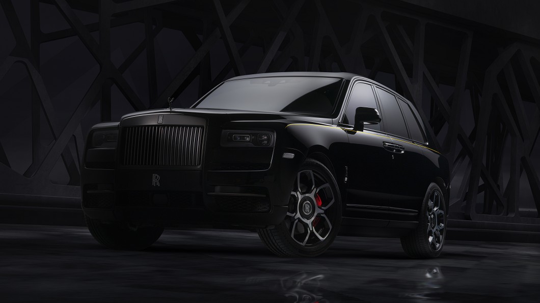 Cullinan Black Badge外觀配備黑色歡慶女神像、黑色水箱護罩與黑色廠徽等車型專屬設計,馬力也比一般車型多出37匹。(圖片來源/ Rolls Royce)