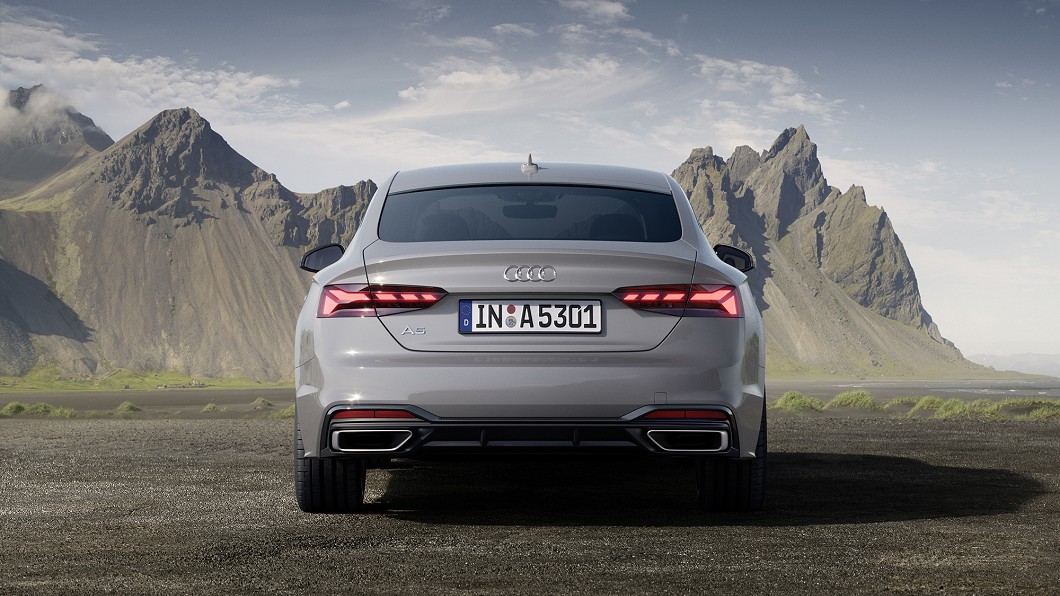 尾燈導入箭矢式LED導光燈組。(圖片來源/ Audi)
