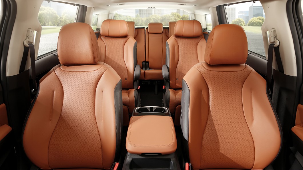7人座車型第二排座椅採用獨立雙座設計。(圖片來源/ Kia)