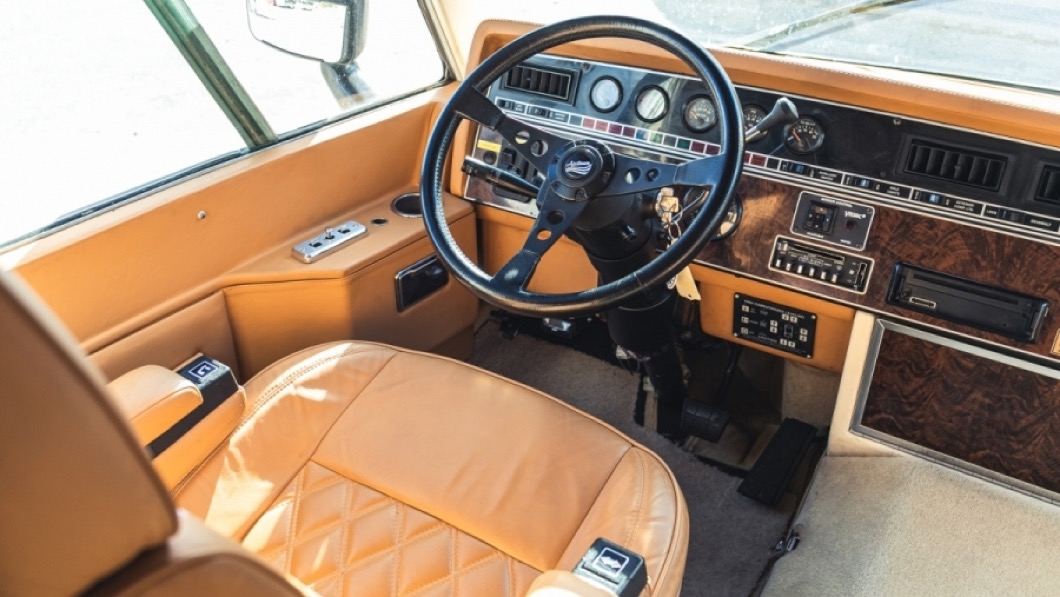 方向盤以復古三輻式造型呈現。(圖片來源/ Silverstone Auctions)