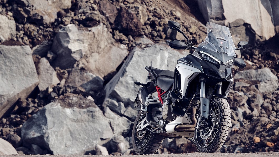 Multistrada V4外觀維持家族樣貌,不過針對細節處進行修改,例如俗稱「鳥嘴」的前土除部分經重新設計。(圖片來源/ Ducati)