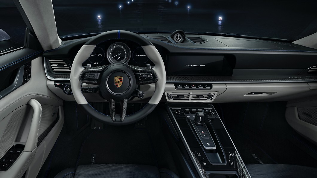 內裝方面,這款限量版911 Turbo S在配色選用也參考噴射機設計。(圖片來源/ Porsche)