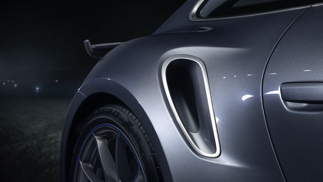 車上可以見到大量鉑金色元素。(圖片來源/ Porsche)