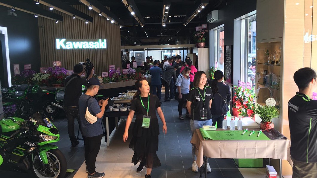 Kawasaki Plaza門市內也附有咖啡吧台及休息區。(圖片來源/ Kawasaki 奇司技研)