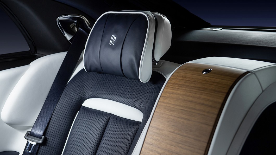 頭枕RR廠徽刺繡為臺灣專屬套件之一。(圖片來源/ Rolls-Royce)