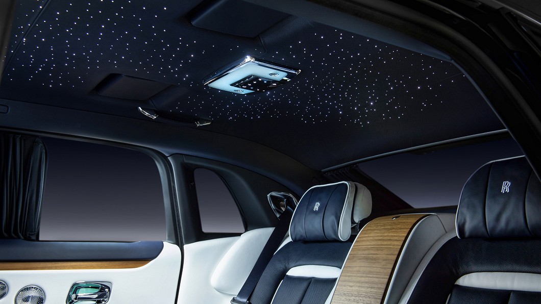 星空頂篷不僅有閃爍效果,還可呈現流星。(圖片來源/ Rolls-Royce)