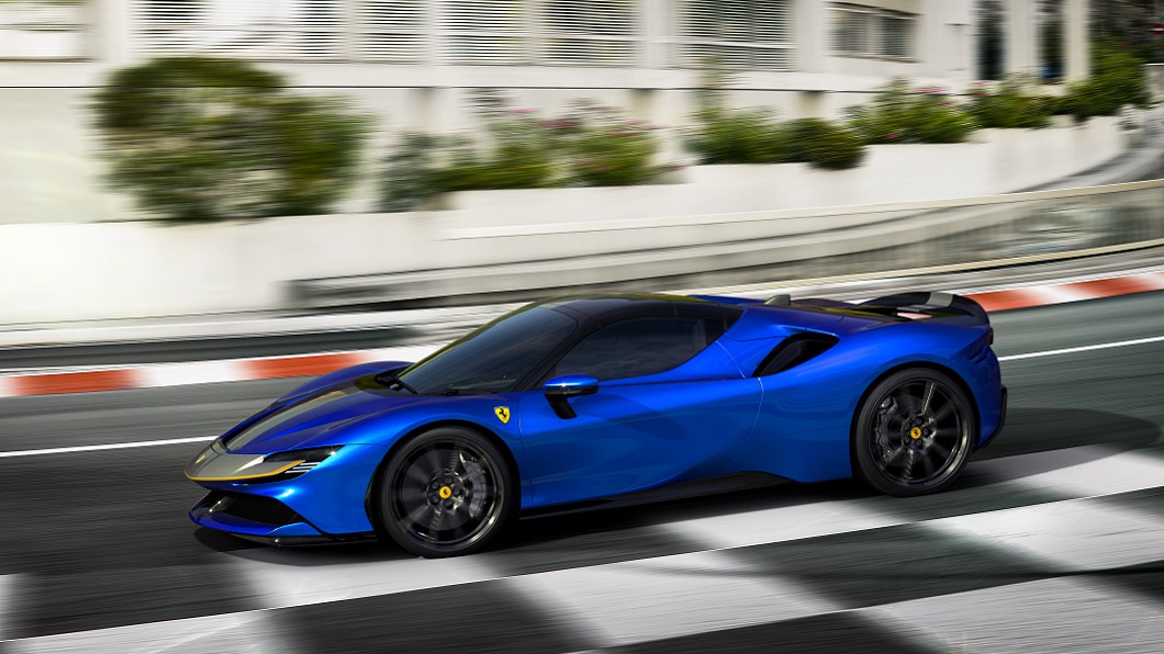 SF90 Spider Assetto Fiorano特仕版本配備Multimatic避震器、可減重達21公斤的碳纖維/鈦金材料套件、碳纖維後擾流板與米其林第Pilot Sport Cup高性能胎等項目。(圖片來源/ Ferrari)