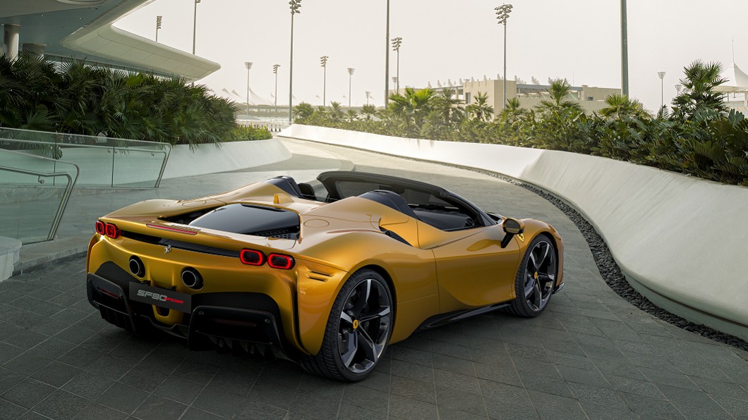 SF90 Spider車尾雖整合可折疊式硬頂敞篷與置物空間,但仍可透過引擎蓋直探V8紅頭引擎之美。(圖片來源/ Ferrari)