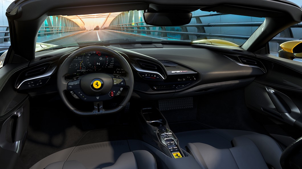 SF90 Spider內裝鋪陳堅守Ferrari「眼觀路面、手握方向盤」的設計原則,同時注入更多的科技與高級感。(圖片來源/ Ferrari)