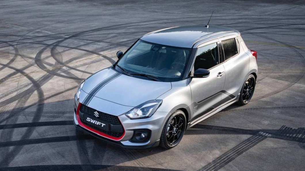 Swift Sport Katana車身加入賽車條紋、車側彩繪、紅色線條塗裝等設計。(圖片來源/ Suzuki)