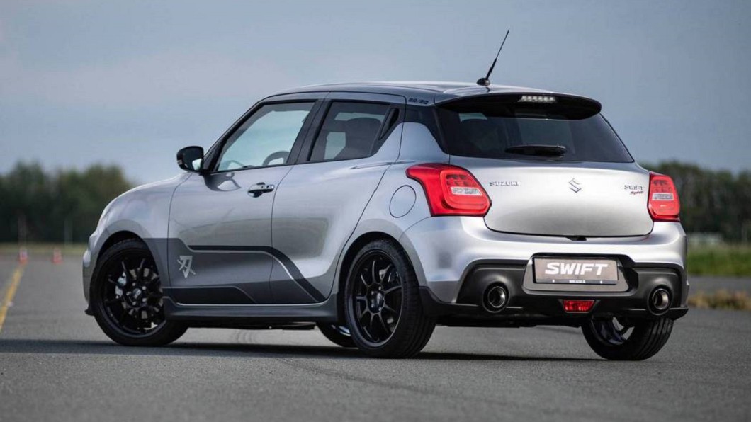 Swift Sport Katana在水箱護罩、下進氣壩、後照鏡、前後保險桿、輪圈等多處加入跑格元素。(圖片來源/ Suzuki)