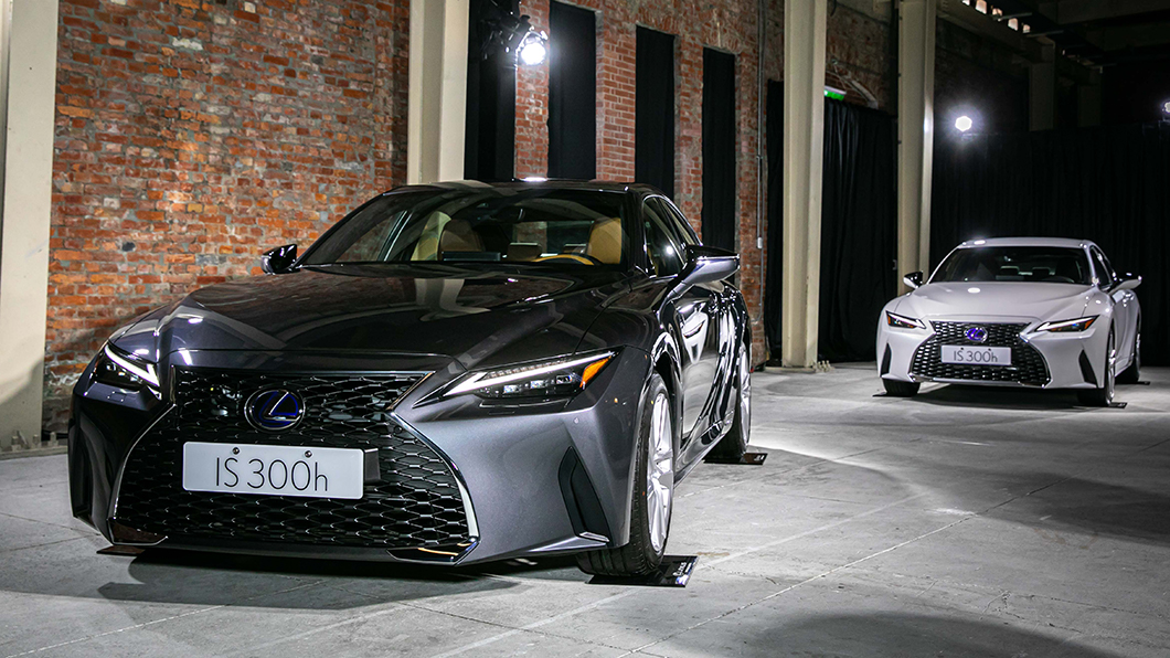 頂級版車型升級配備三眼式LED燈組。(圖片來源/ Lexus)
