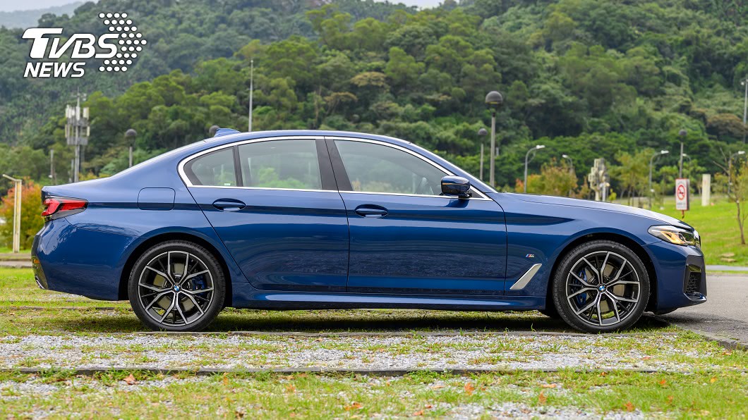 530i M Sport首發款車型上，還配備有19吋雙色輪圈以及電子避震器。