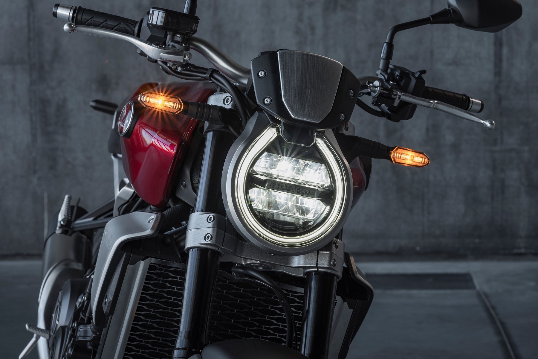 這回Honda將CB1000R經典大燈改為水滴形設計。(圖片來源/ Honda)