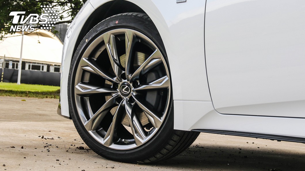 F Sport車型標配19吋鋁合金輪圈。