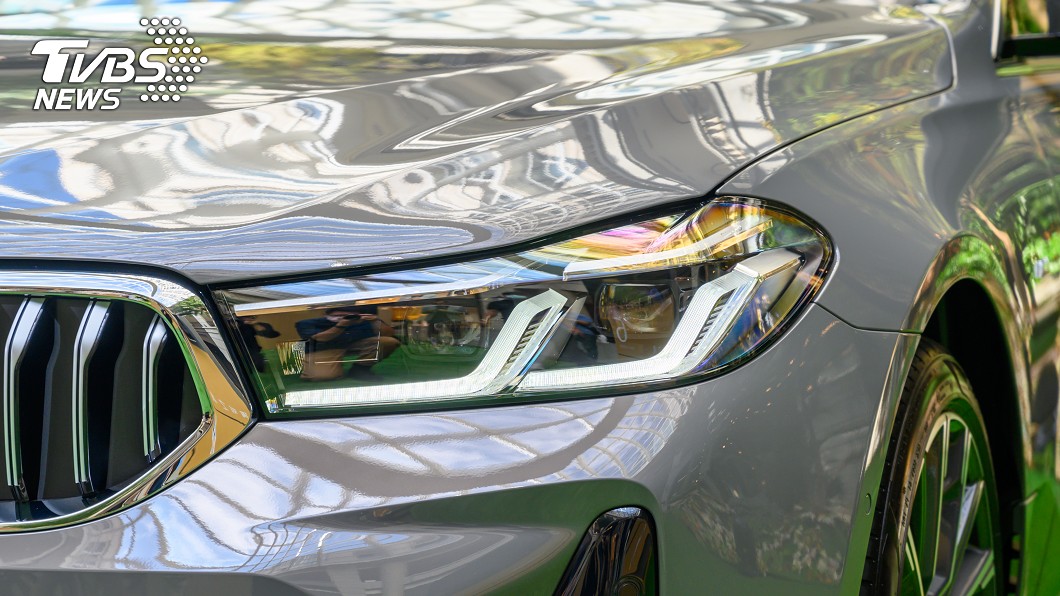 630i M Sport配置L型智慧LED頭燈組,具備遠光燈自動遮蔽功能。(圖片來源/ 陳堯君)