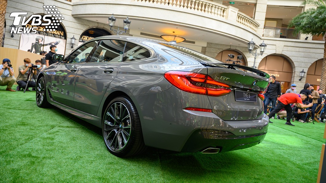 630i M Sport具備傾斜的車尾線條，在末端配備有主動式擾流尾翼。
