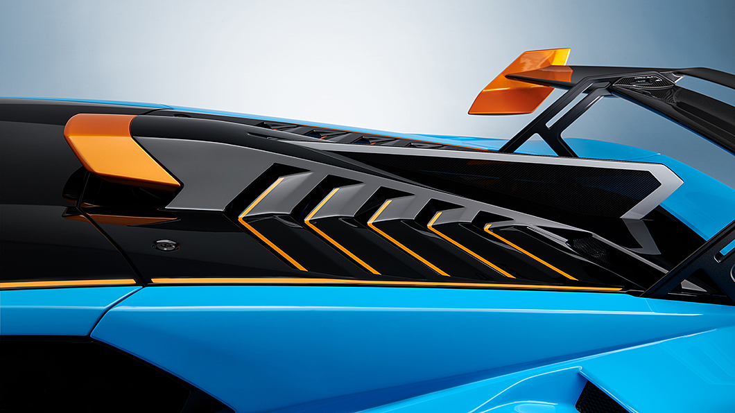 引擎蓋上設有進氣勺與垂直穩定翼。(圖片來源/ Lamborghini)