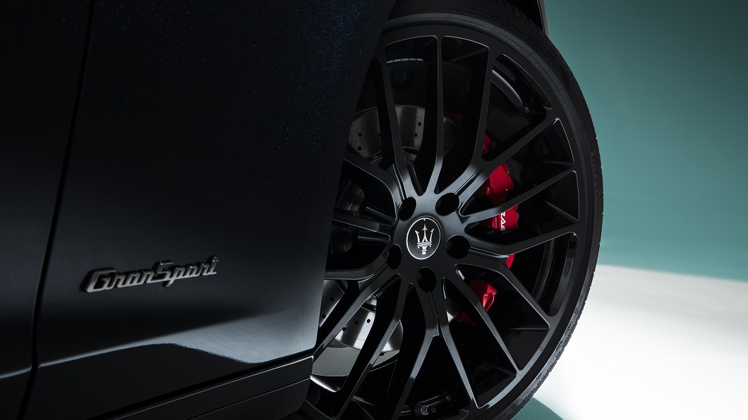 Maserati Ghibli配置20吋Urano輕合金輪圈,且具備活塞剎車卡鉗。(圖片來源/ Maserati)