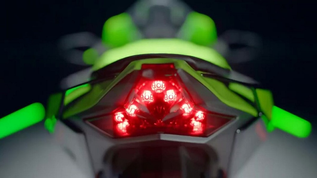 ZX-10R不只車頭,就連車尾也導入了空力套件。(圖片來源/ Kawasaki)