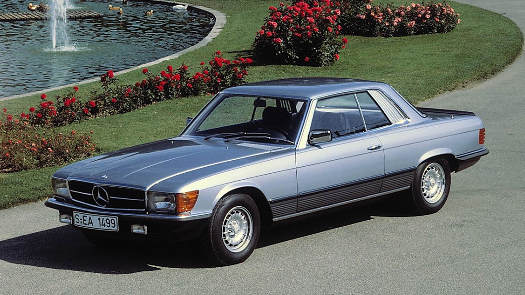 馬拉度納離開阿根廷青年體育會前,粉絲們還贈送了一部Mercedes-Benz 500 SLC給他。(圖片來源/ MB)