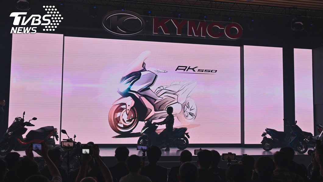 KYMCO也展示全新AK 550概念藍圖與影片,作為本次發表的最大彩蛋。