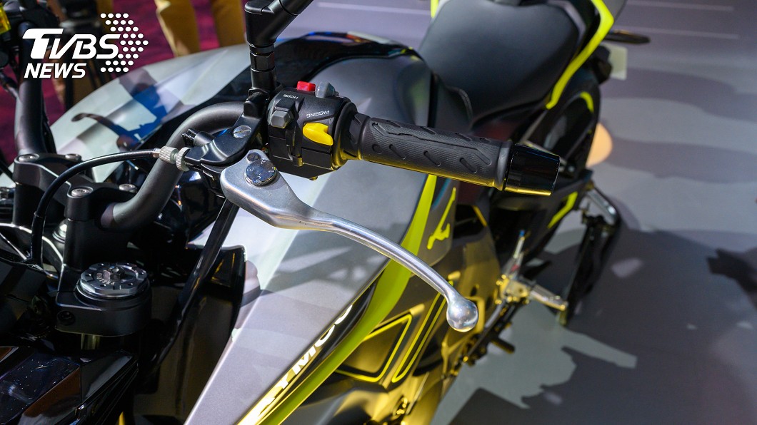 騎士在駕馭這款電動重機時,也可以自主升降檔位,將車輛性能徹底發揮。