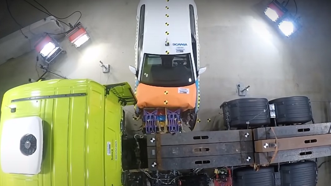 日前商用卡車大廠Scania在Youtube上發表一段影片,影片中能看到一輛Volkswagen Golf直接衝向Scania拖車頭進行側撞。(圖片來源/ Scania)