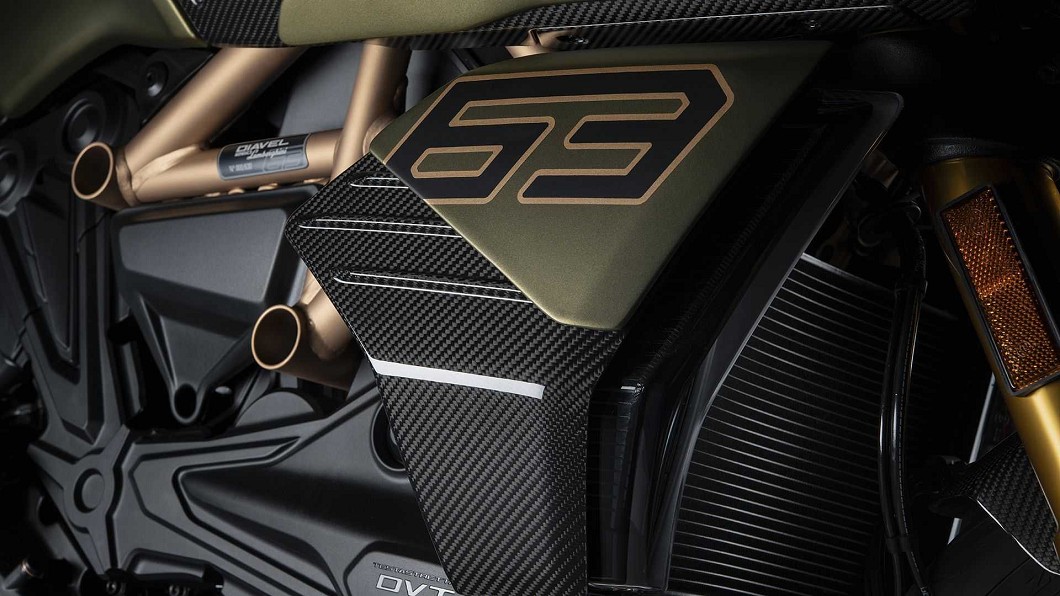 Diavel 1260 Lamborghini在側殼上的63號標誌,以及大量採用碳纖維材質減輕重量。(圖片來源/ Lamborghini)