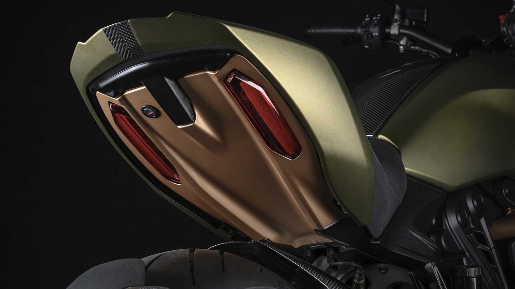 Diavel 1260 Lamborghini具尾燈設計相當特殊,辨識度極高。(圖片來源/ Lamborghini)